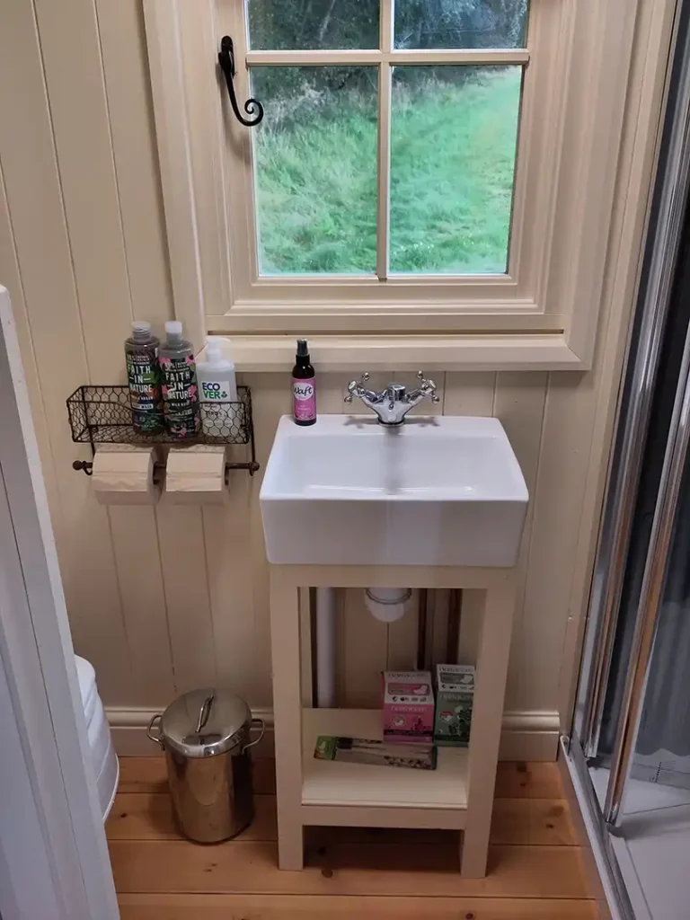 ShepHut-Bathroom1